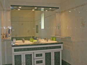 Vila | Kamar mandi | Shower dan handuk