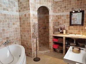 Vila | Kamar mandi | Kombinasi shower/bathtub dan handuk