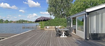 Stylish Bungalow With Gorgeous Location on Reeuwijk Lake