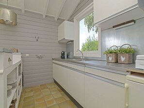 Bungalow | Yksityinen keittiö | Jääkaappi, mikroaaltouuni, uuni, liesi
