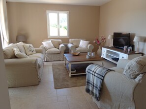 Living room - Villa in Plan-de-la-tour With Pool & Vineyard Views (Plan-de-la-Tour)