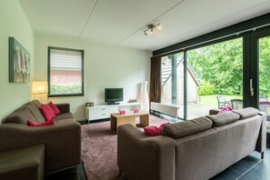 Living room - Holiday Home in Balk Near Frisian Lakes (Balk)