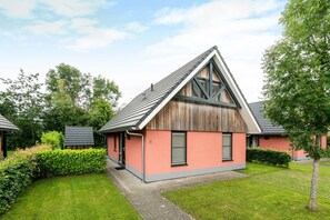 House | Exterior - Holiday Home in Balk Near Frisian Lakes (Balk)
