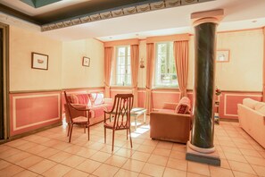 Apartment | Living room - Studio in Montbrun Castle With Pool (Montbrun-les-Bains)