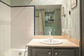 Apartment | Bathroom - Studio in Montbrun Castle With Pool (Montbrun-les-Bains)