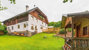 Exterior - Warm Holiday Home in Sankt Peter am Kammersberg With Terrace (Sankt Peter am Kammersberg)