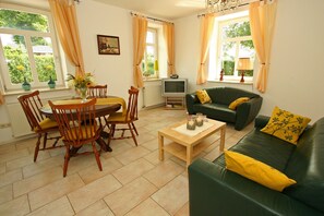 House | Living room - Farmstay With Garden Views (Wijlre)