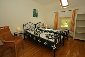 House | 3 bedrooms, individually furnished - Farmstay With Garden Views (Wijlre)