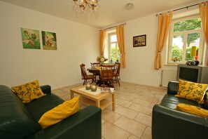 House | Dining - Farmstay With Garden Views (Wijlre)