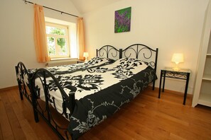 House | 3 bedrooms, individually furnished - Farmstay With Garden Views (Wijlre)