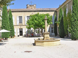 Exterior - Apartment in an Original Castle With Garden in Jonquières (Jonquieres)