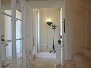 Reception - Apartment in an Original Castle With Garden in Jonquières (Jonquieres)