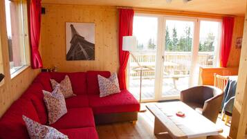 Chalet | Living room | Fireplace, DVD player