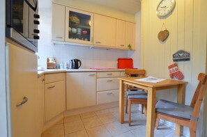 House | Private kitchen - Holiday Home in Maarheeze Near Forest (Maarheeze)