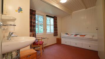 House | 3 bedrooms, individually furnished, bed sheets