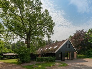 Exterior - Gorgeous Farmhouse Near Forest in Aalten (Aalten)