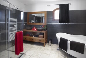 Bathroom - Villa in Sainte-maxime With Private Pool (Sainte-Maxime)