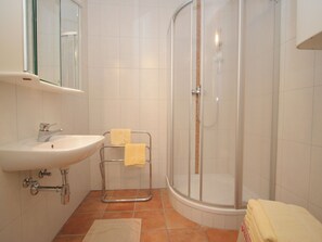 Apartment | Badezimmer | Dusche, Handtücher