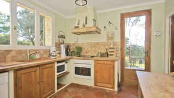Villa | Private kitchen | Microwave, dishwasher, high chair