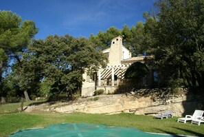 Villa | Exterior - Villa in Crillon-le-brave Near Mont Ventoux (Crillon-le-Brave)