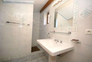 Villa | Badezimmer | Dusche