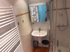 Shower, towels - Apartment in Nieuwvliet With Roof Terrace, Garden, Parking (Nieuwvliet)