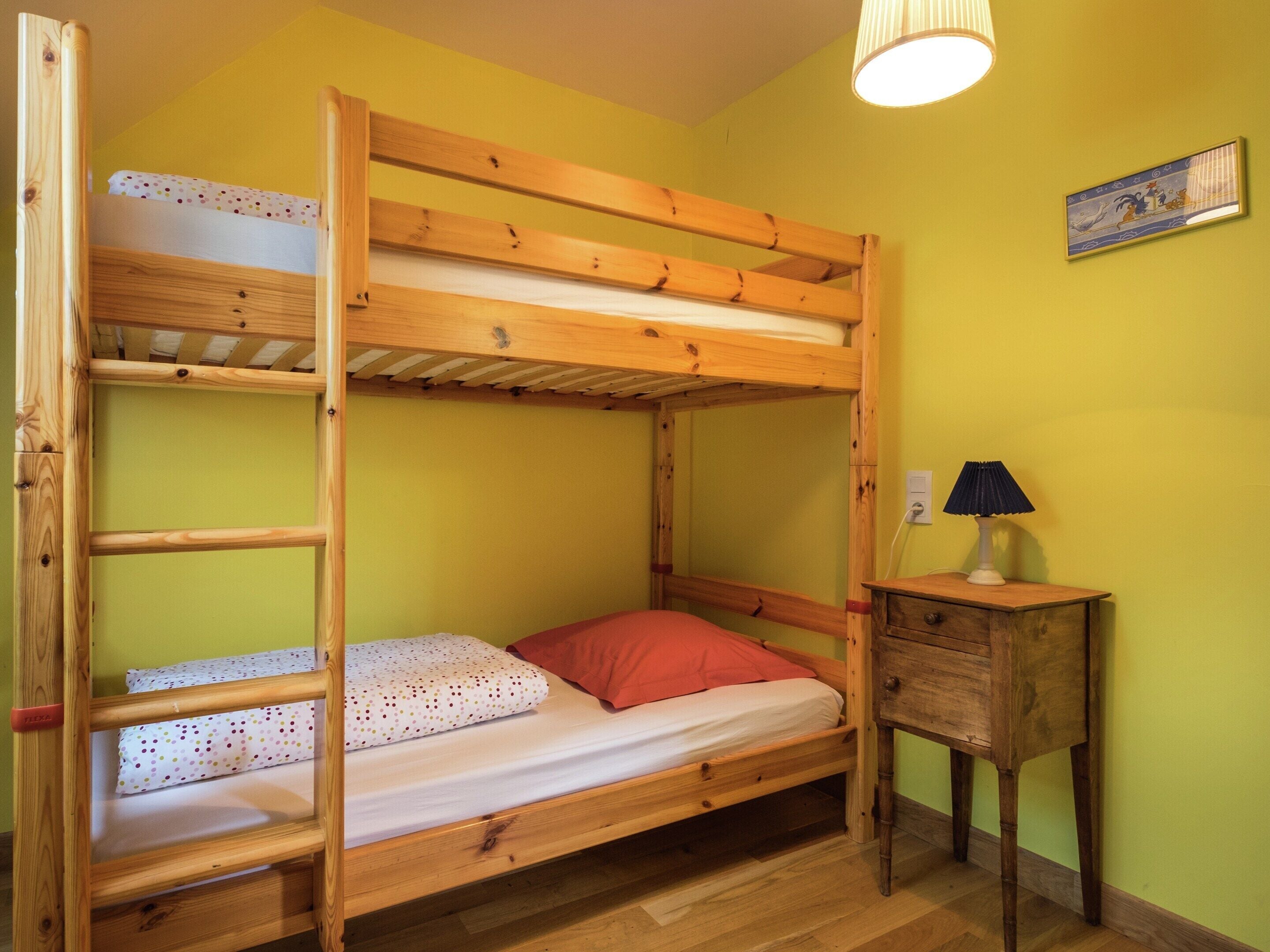 House | 5 bedrooms, individually furnished, bed sheets