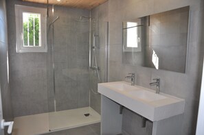 Villa | Bathroom - Villa Near Les Etangs de Bages Lake (Narbonne)