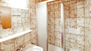 House | Bathroom - Beautiful Holiday Home in Tyrol With Private Garden (Kirchberg in Tirol)