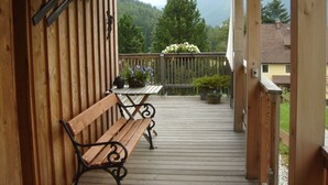 Chalet | Balcony - Mountain Chalet in the lap of Luxury With Bubble Bath in Hohentauern (Hohentauern)