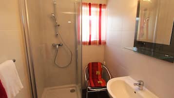 Căn hộ | Phòng tắm | Buồng tắm vòi sen, khăn tắm