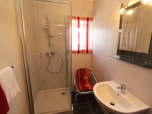 Bathroom - Lovely Apartment in Sankt Primus near Ski Slopes (Sankt Kanzian am Klopeiner See)