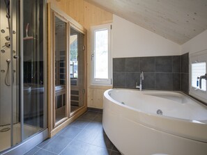 Chalet | Badezimmer | Dusche, Handtücher