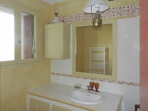 Villa | Baño | Tina y toallas