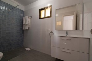 Shower, towels - Mare Verde 95 - One Bed (Costa Adeje)