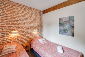 Apartment | 3 bedrooms, individually furnished, bed sheets
