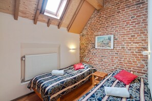 3 habitaciones, muebles diferentes y ropa de cama 