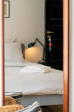 Classic Triple Room, Shared Bathroom - Ærø Guesthouse & Cafe (Aeroskobing)