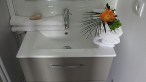 House | Bathroom - Cozy Holiday Home in Rochefort With Private Terrace (Rochefort)
