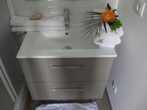 House | Bilik Mandi | Pancuran mandi 
