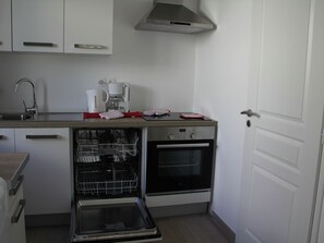 House | Dapur peribadi | Peti sejuk, mesin basuh pinggan mangkuk, pembancuh kopi/teh 