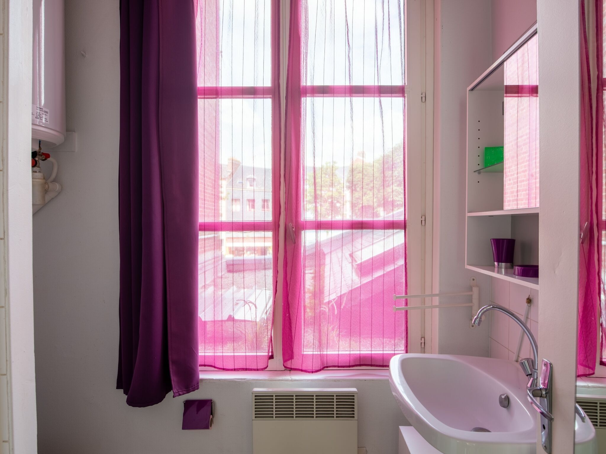 Combined shower/bathtub, towels