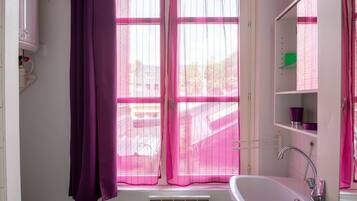 Combined shower/bathtub, towels