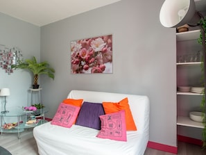 Living room - Comfortable, Modernized Apartment bad 300m From the Famous Harbor of Honfleur (Honfleur)