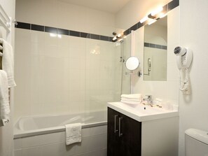 Apartment | Bathroom - Stylish Sete Getaway (Sète)