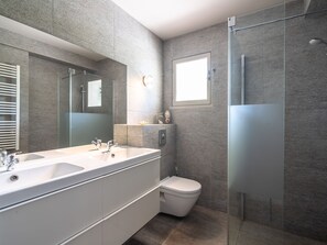 Villa | Bathroom | Bathtub, towels - Luxury Villa in La Croix-valmer With Private Pool (La Croix-Valmer)