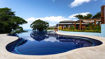 2 piscines extérieures