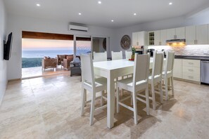 TV - Villa ROA (Roatan)