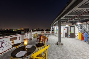 Outdoor dining - House of Backpackers (Jaipur)