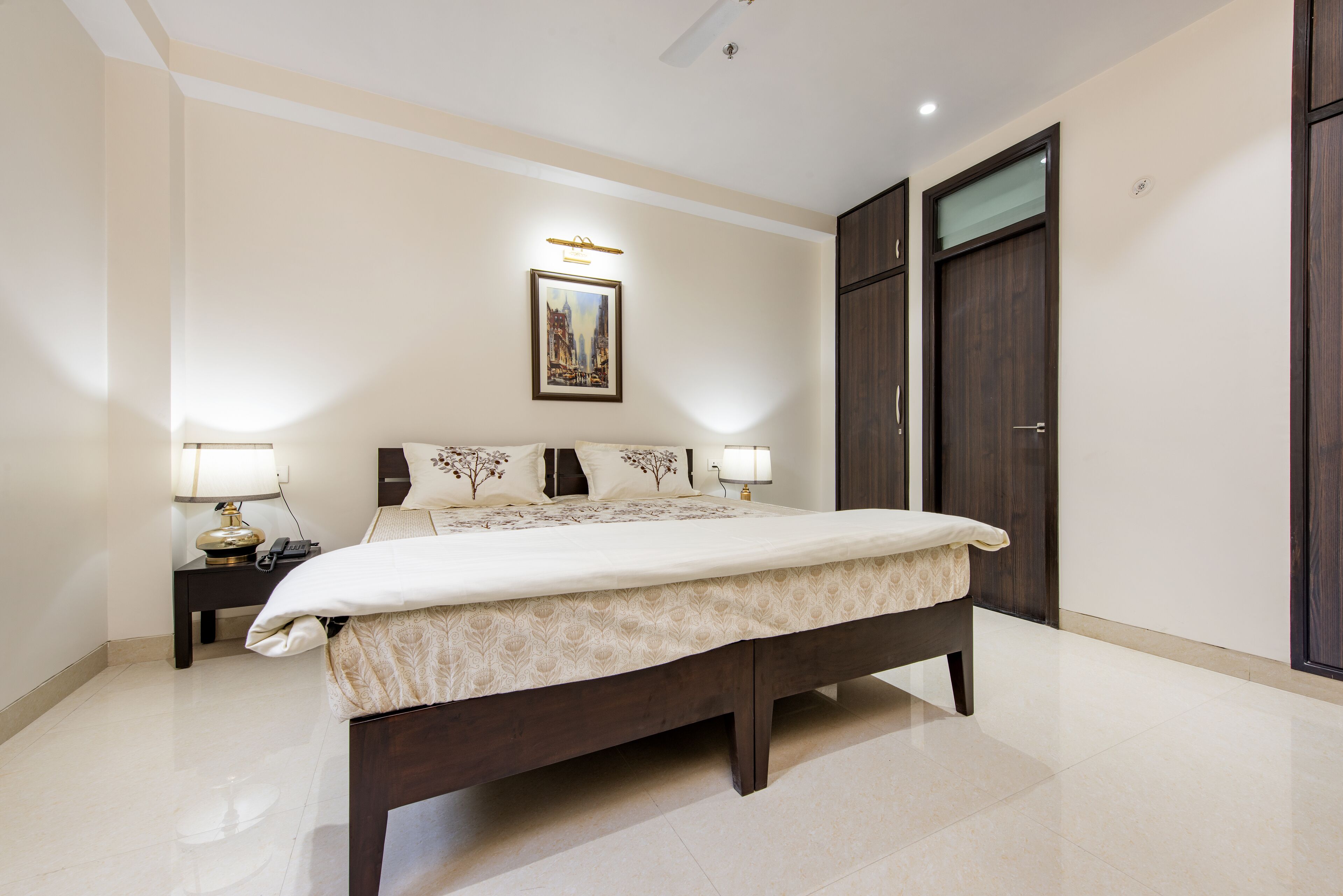 华丽三人房, 无烟房 | 埃及棉床单、高档床上用品、羽绒被、记忆海绵床垫